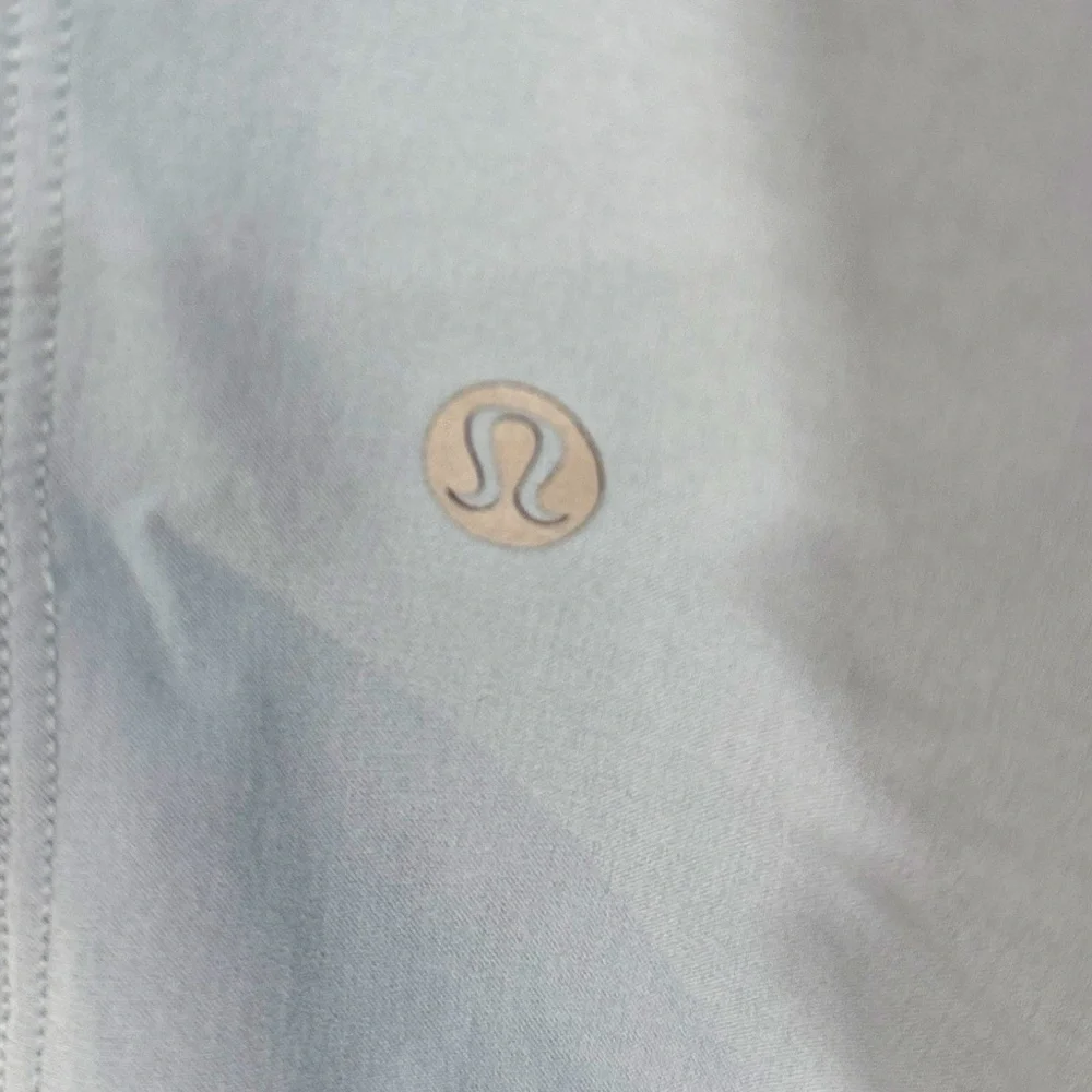 LULULEMON PaceBreaker Mesh Lined 7” Shorts Soft Blue Size Medium EUC - Picture 5 of 7